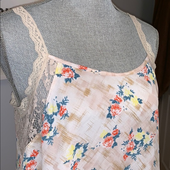 Soprano Flower and Lace Tank - Picture 2 of 5